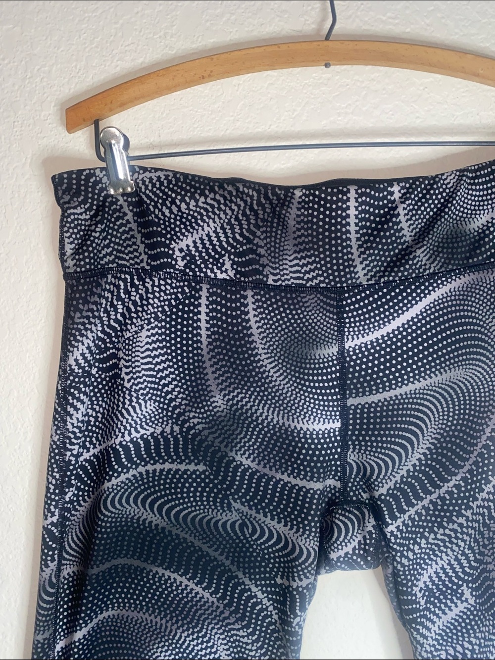 💋 Nike Power Essential printed capri with a black and white pattern!